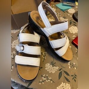 Clark’s Merliah2 White Velcro sandals. New condition in Box. Size 10 Medium.